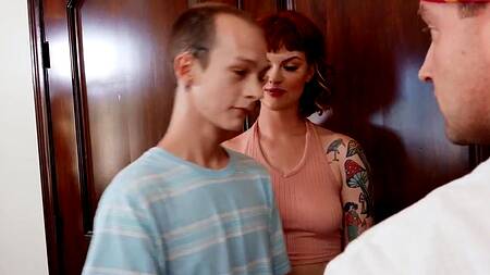 Йог во время медитации трахает двух красоток