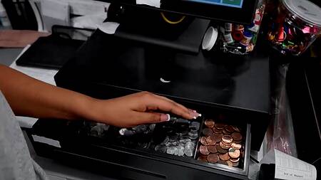 Негритянка изменяет белой девушке, трахаясь с парнем в магазине