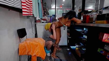 Негритянка изменяет белой девушке, трахаясь с парнем в магазине