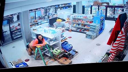 Негритянка изменяет белой девушке, трахаясь с парнем в магазине