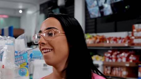 Негритянка изменяет белой девушке, трахаясь с парнем в магазине