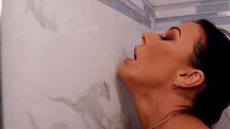 Зрелая красотка решает начать ебаться с соседом