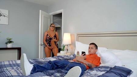 Пацан подрочил и страстно поимел сочную мачеху