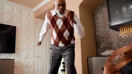 Ненасытная негритянка совращает садовника и жестко с ним ебется