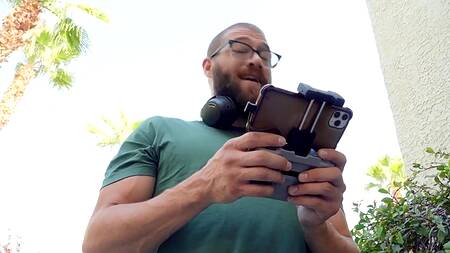 Ненасытная негритянка совращает садовника и жестко с ним ебется