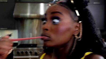 Белый парень трахает черную телку и её похотливую мать