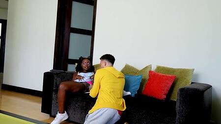 Белый парень трахает черную телку и её похотливую мать