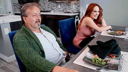 Три рыженькие красотки соблазняют одного негра на еблю втроем