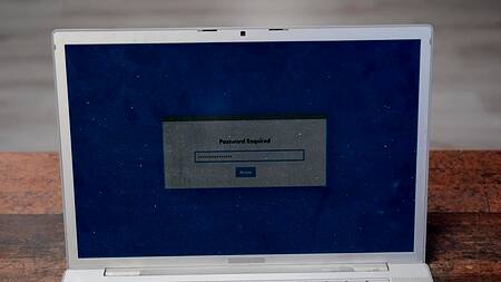 Телка заработалась и занялась сексом в офисе с охранником