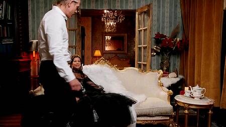 Страстная графиня ебется с мужем в упругую жопу