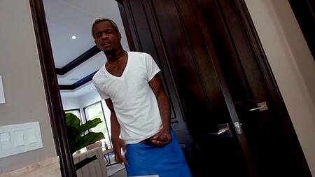 Негр принимает ванну с мамкой друга и трахает её в жопу