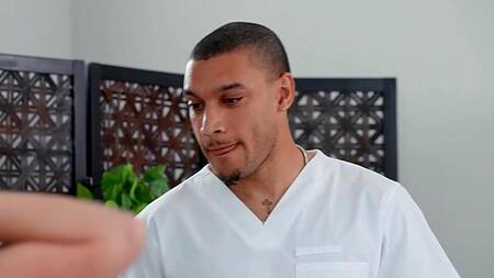 Негритянка хочет секса с массажистом и белой клиенткой