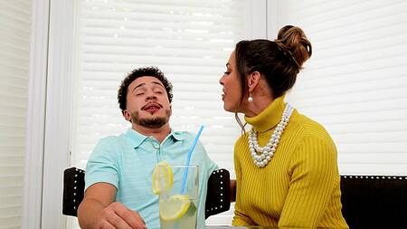 Милфа заводит парня в ванную комнату и трахается с ним