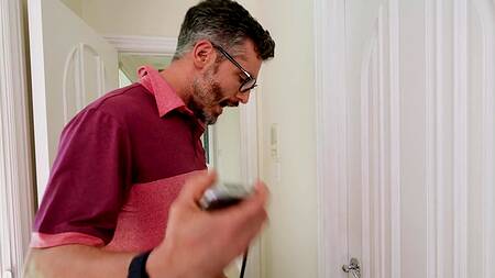 Милфа заводит парня в ванную комнату и трахается с ним