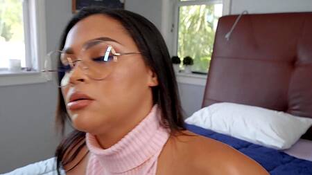 Молодой рокер поимел двух смуглых красавиц