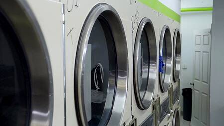 Блондинка ебется в жопу пока её вещи стираются