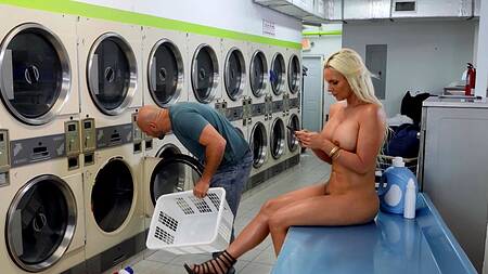 Блондинка ебется в жопу пока её вещи стираются