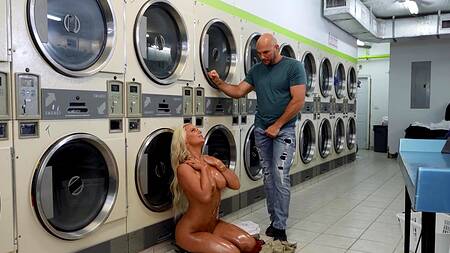 Блондинка ебется в жопу пока её вещи стираются