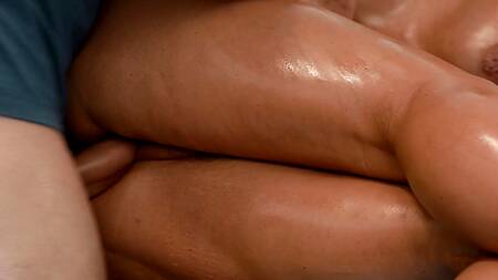 Блондинка ебется в жопу пока её вещи стираются