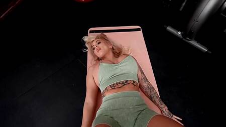 Засматривается милфой в душе и лижет её попку