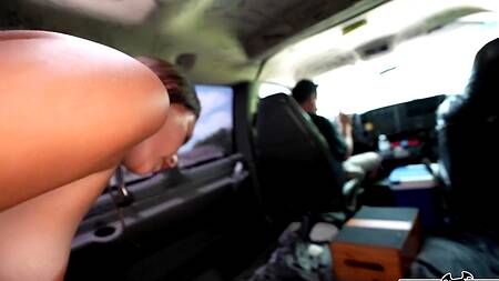 Девушка попала под дождь и занялась сексом с негром