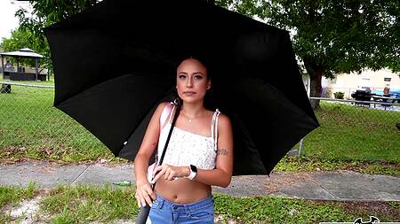 Девушка попала под дождь и занялась сексом с негром