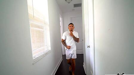 Помогает красотке снять порно в ванной и трахает её