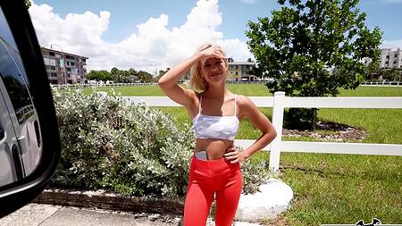 Милашка вместо пробежки ебется за деньги в машине