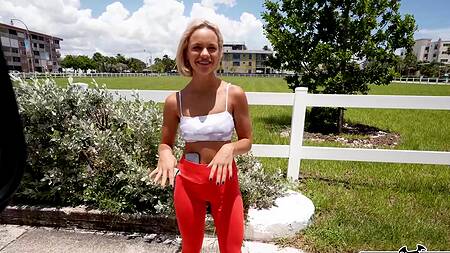 Милашка вместо пробежки ебется за деньги в машине