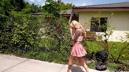 Татуированная милфа в розовой юбке ебется за деньги