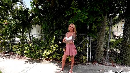 Татуированная милфа в розовой юбке ебется за деньги