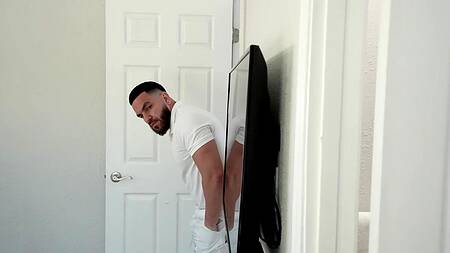 Массажист подсматривает за лысой негритянкой в душе и трахает её