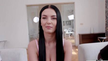 Девка в розовом платье жарко ебется с двумя неграми