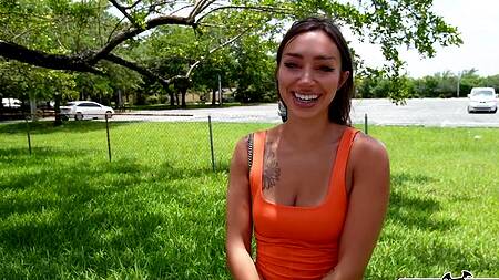 Негр в машине ебет за деньги страстную телку