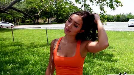 Негр в машине ебет за деньги страстную телку