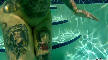 Тело азиатки покрывают татухи, а её пизда хочет черный хуй