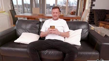 Миниатюрная девчонка всегда рада отдаться в упругую жопу