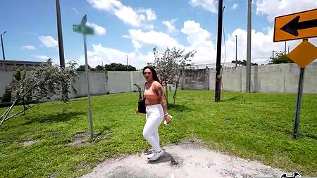 Телка в белых штанах ведется на деньги и трахается с негром