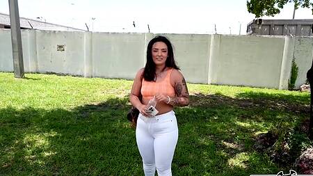 Телка в белых штанах ведется на деньги и трахается с негром