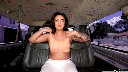 Телка в белых штанах ведется на деньги и трахается с негром