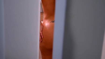 Сочная соседка принимает душ и соблазняет негра