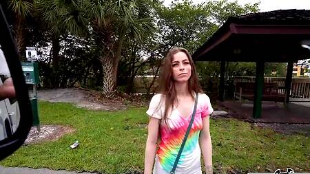 Стройная милашка ебется за деньги с негром в машине