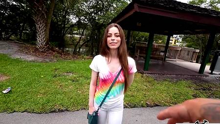 Стройная милашка ебется за деньги с негром в машине