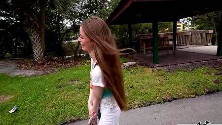 Стройная милашка ебется за деньги с негром в машине