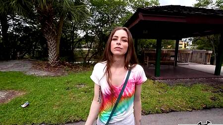 Стройная милашка ебется за деньги с негром в машине