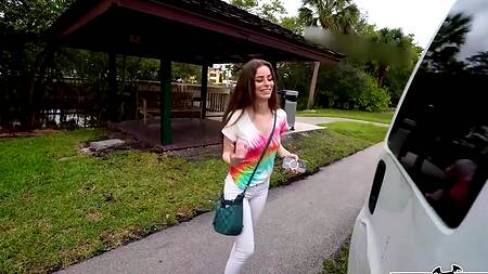 Стройная милашка ебется за деньги с негром в машине