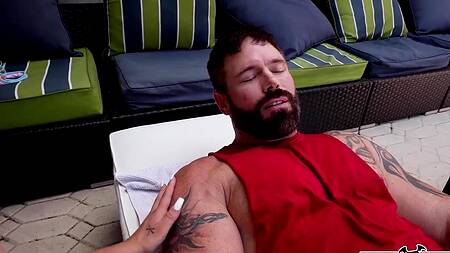 Худенькая блондинка в желтом купальнике соблазняет отчима