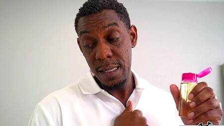 Негр массажист не может устоять перед сочной блондинкой