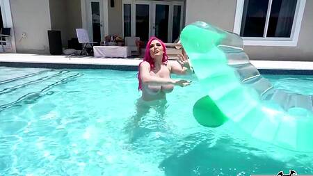 Негр у бассейна трахает большим членом милфу с розовыми волосами