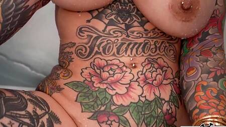 Сочная азиатка в душе сосет толстый хуй негра